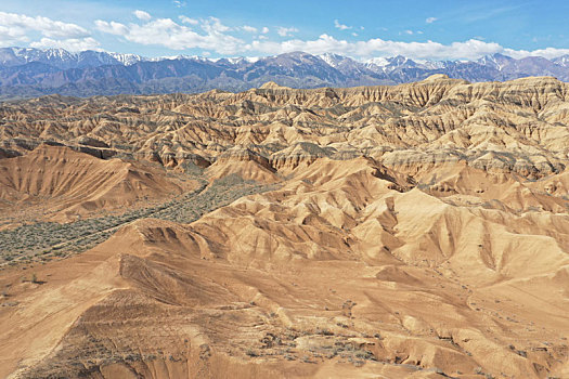 新疆博州,壮观的科苦尔琴山下的丹霞地貌