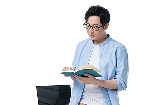 年轻男子在看书