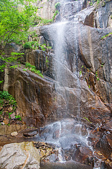 夏季深山中有瀑布山泉的环境