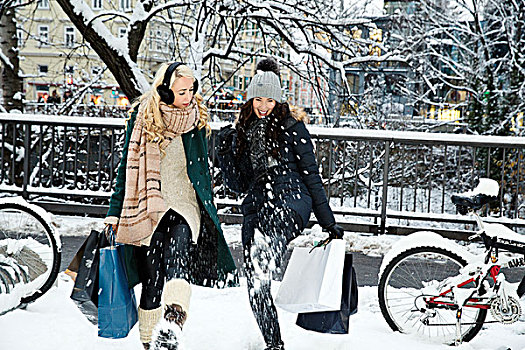两个,中年,女人,雪中,购物袋
