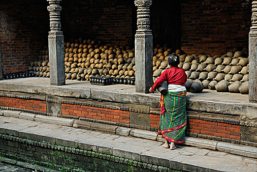 女人,传统服饰,站立,正面,一堆,陶器,巴克塔普尔,加德满都山谷,尼泊尔,亚洲