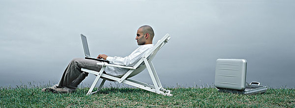 男人,坐,休闲椅,笔记本电脑,侧面视角,金属,公文包,地上,后面