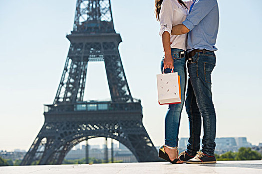 年轻,情侣,搂抱,正面,埃菲尔铁塔,巴黎,法国