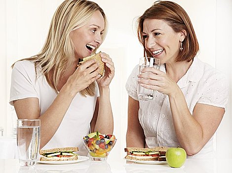 两个女人,吃饭,三明治,饮用水