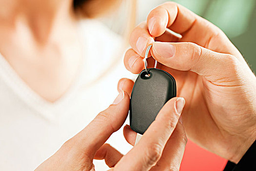 女人,汽车经销,买,汽车,销售代表,给,钥匙,微距,聚焦