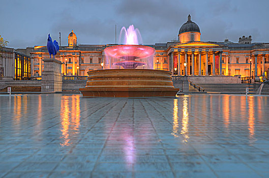公鸡,雕塑,喷泉,正面,国家美术馆,蓝色,钟点,雨天,特拉法尔加广场,伦敦,英格兰,英国,欧洲