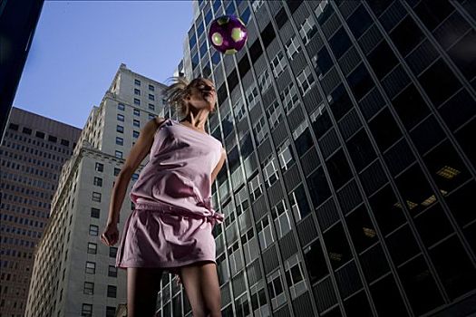 仰视,女青年,顶球,足球,建筑,背景