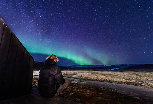 男人,坐,正面,北极光,冰岛