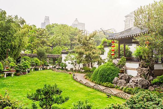 中国江苏南京瞻园景区的盆景园和翼然亭