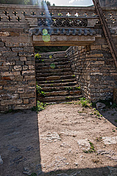 山西宁武县涔山乡悬空村,悬崖上的村庄,村中建筑房屋的石墙与石梯