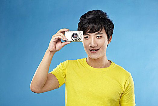 亚洲男青年玩相机