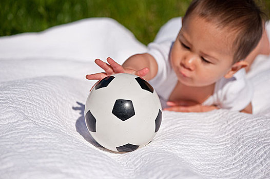 婴儿和足球