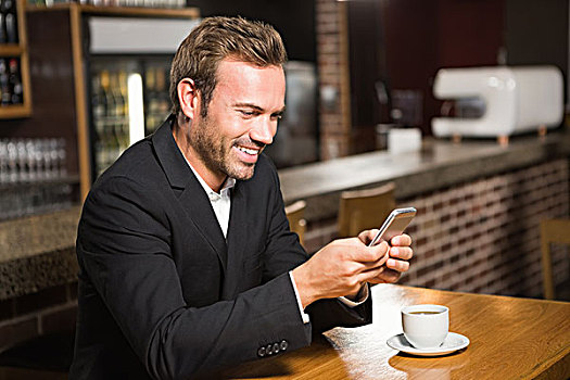 英俊,男人,看,智能手机,咖啡,酒吧