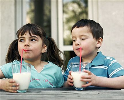 两个孩子,喝,牛奶