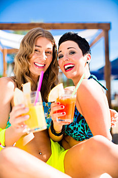 两个女人,海滩,酒吧,喝,鸡尾酒