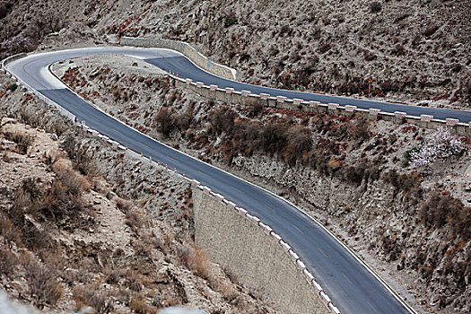 西藏盘山公路景色