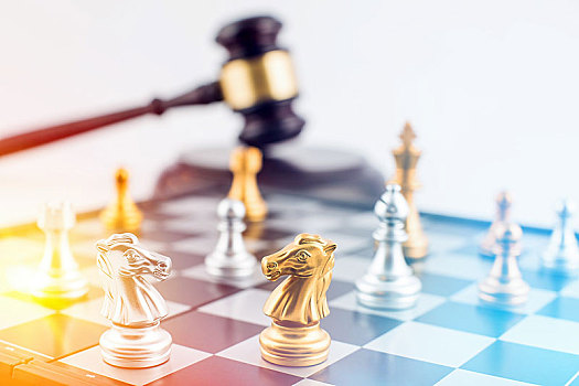 国际象棋棋盘和法槌,金融贸易策略博弈概念
