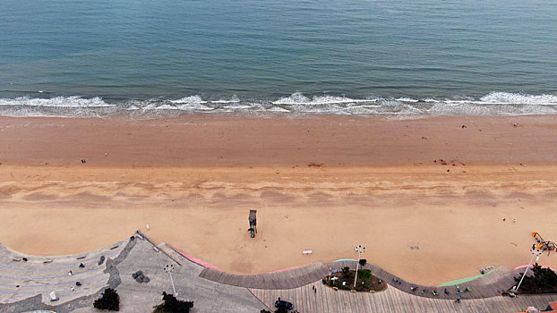 山东省日照市,初夏海滨凉风习习,沙滩洁净海水清澈让人心旷神怡