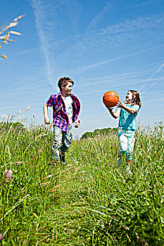 两个孩子,跑,球,上方,草地