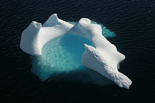 南极漂浮冰山