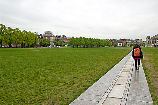 荷兰首都阿姆斯特丹博物馆广场的草地和远处的建筑