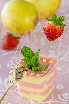 西番莲果,草莓慕斯,粉色背景