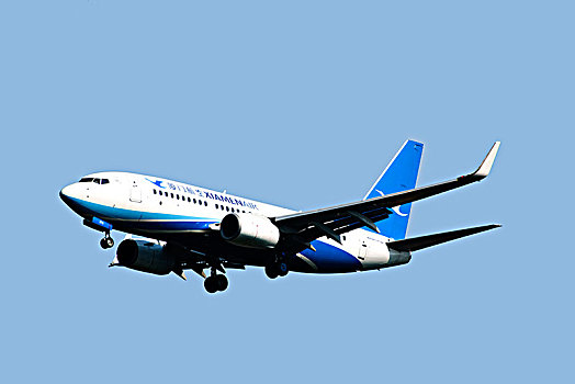 厦门航空的飞机正降落重庆江北机场