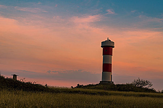 夕阳下的灯塔