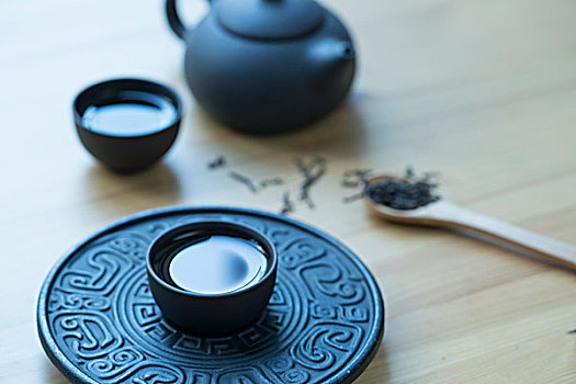 茶,黑色的茶壶和茶杯