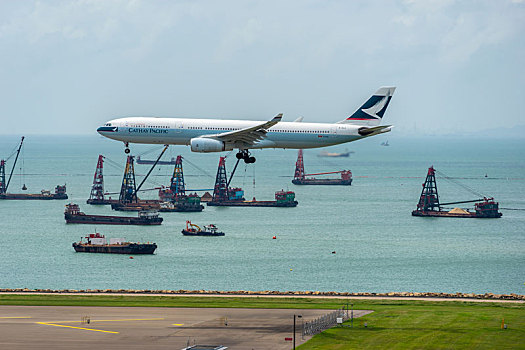 一架香港国泰航空的客机正降落在香港国际机场