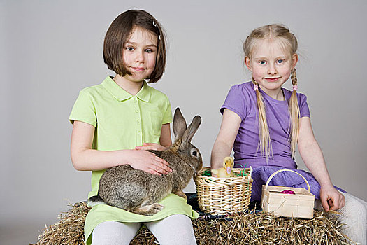 两个女孩,兔子,小鸭子,篮子