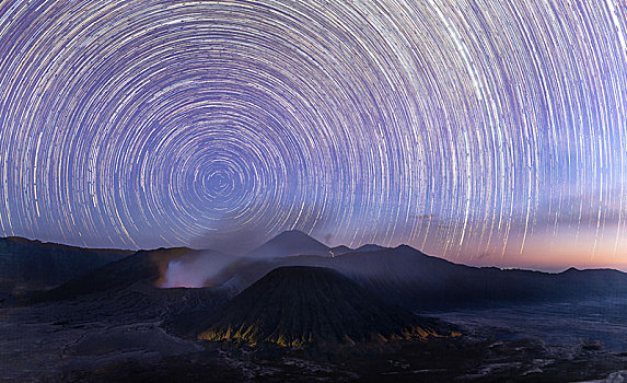 夜景,星星,定时暴光,火山地貌,烟,活火山,婆罗莫,正面,后面,山,国家公园,爪哇,印度尼西亚,亚洲