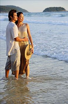 伴侣,站立,海滩,脚在水中