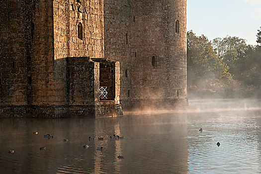 漂亮,中世纪,城堡,护城河,日出,雾气,上方,阳光,后面