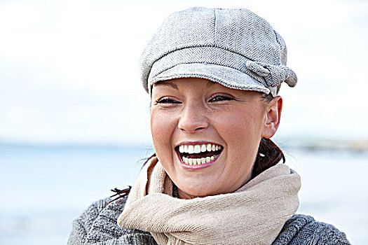 笑,女人,戴着,帽子,围巾,海滩