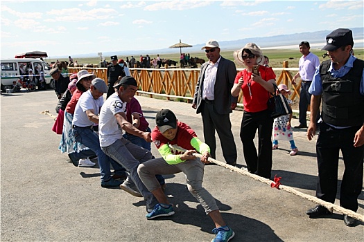 新疆巴里坤,哈萨克族牧民举行拔河比赛
