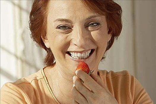肖像,老年,女人,拿着,草莓