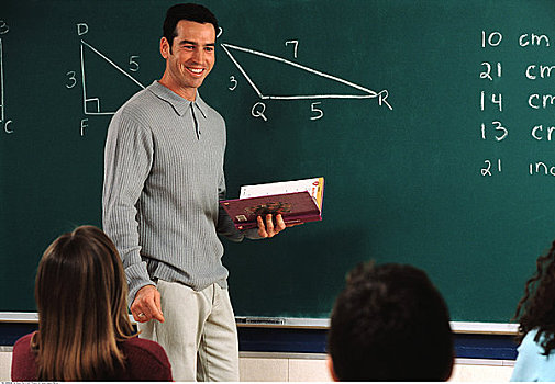 男性,教师,站立,靠近,黑板,拿着,书本