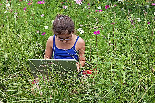 女孩,11岁,工作,笔记本电脑,电脑,笔记本,坐,花,草地