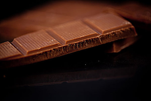 巧克力块,躺着,巧克力,黑色背景