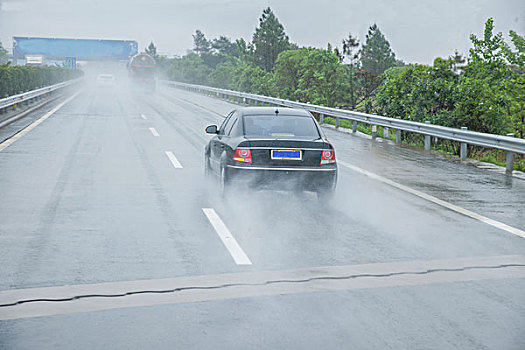 重庆至长沙在雨中g61高速公路