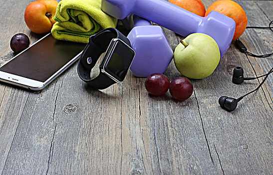 健康生活方式运动哑铃智能手表和水果