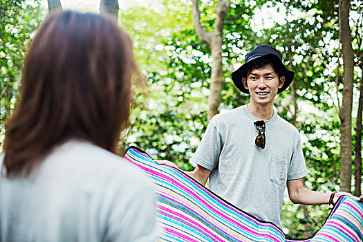 美女,站立,男人,树林,拿着,野餐,地毯