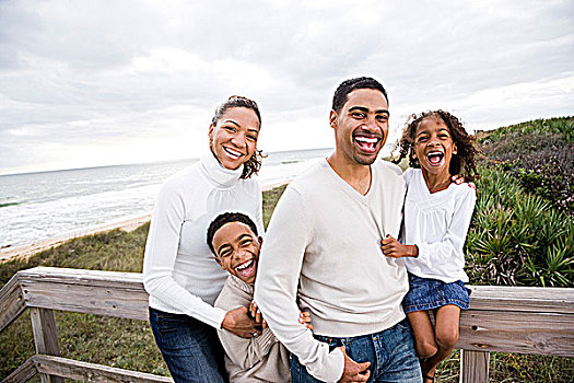 高兴,美国黑人,家庭,四个,海滩