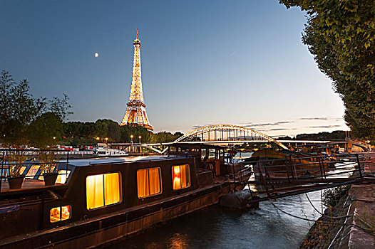法国巴黎铁塔的傍晚