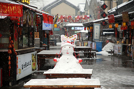 旅游小镇喜迎瑞雪,游客堆雪人寻找童年回忆