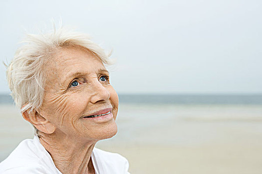 老年,女人,微笑,仰视,海滩,背景