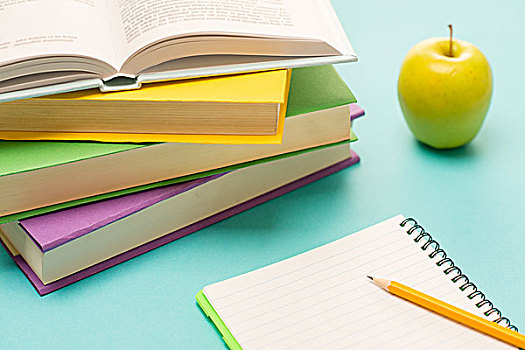 铅笔,便笺,书本,苹果