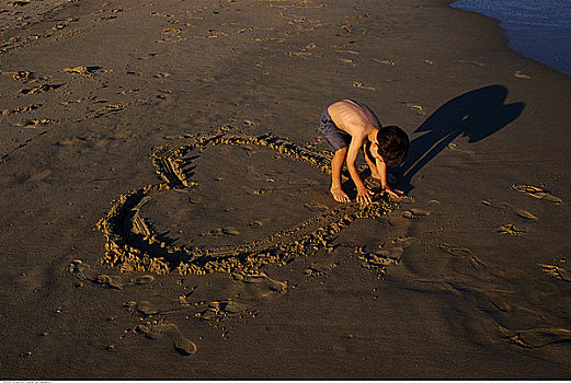 男孩,泳衣,心形,沙子,海滩,罗德岛,美国