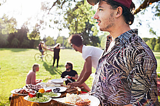 男青年,盘子,野餐,食物,公园,聚会
